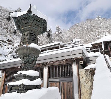 立石寺の金灯籠の写真